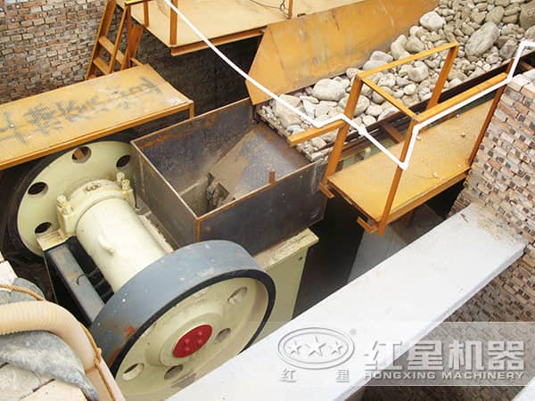 小型鄂式破碎機作業(yè)細節(jié)展示圖