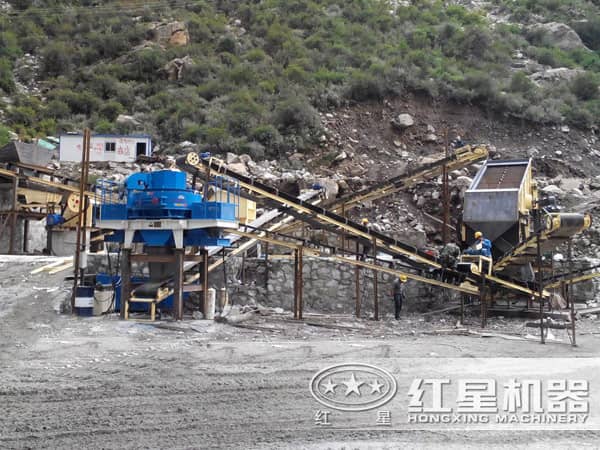 小型河卵石制砂機(jī)作業(yè)現(xiàn)場特寫
