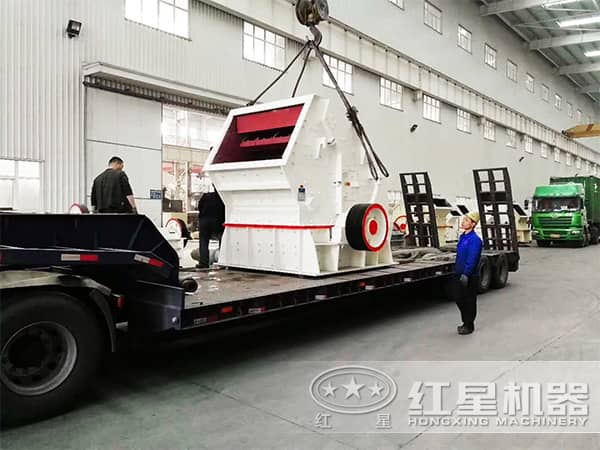 時(shí)產(chǎn)100噸反擊式榔頭機(jī)裝車、發(fā)貨