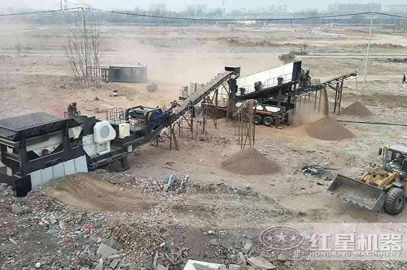 紅星移動式建筑垃圾粉碎機(jī)工作現(xiàn)場