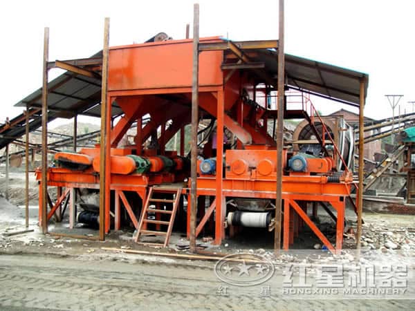對(duì)輥破碎機(jī)作業(yè)現(xiàn)場(chǎng)
