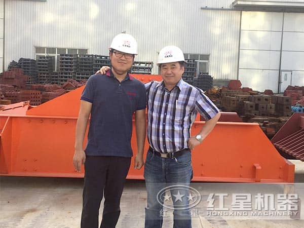 客戶來廠參觀對(duì)輥破碎機(jī)