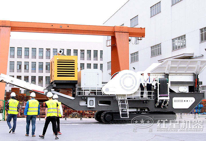 客戶來廠參觀移動(dòng)破碎機(jī)